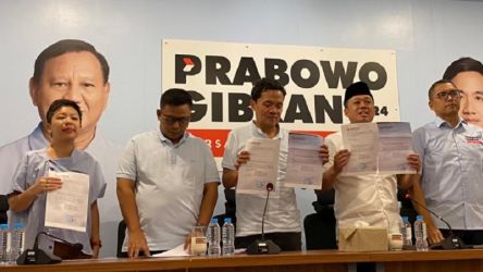 Tim Kampanye Nasional (TKN) Prabowo-Gibran saat jumpa pers di Media Center TKN, Kebayoran Baru, Jakarta Selatan.
