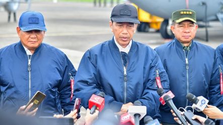 Presiden Joko Widodo memberikan keterangan pers  usai penyerahan pesawat C-130J-30 Super Hercules A-1344 di Pangkalan TNI AU Halim Perdanakusuma, Jakarta, Rabu (24/1).(Foto: Dok. BPMI Setpres)