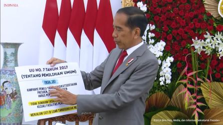 Presiden Jokowi saat mennunjukan UU Pemilu yang menyebut Presiden boleh berkampanye. (TangkapanLayar)