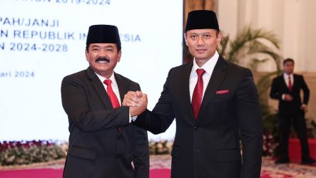 Salam komado Menteri ATR/BPN, Agus Harimurti Yudhoyono (AHY) dengan Menko Polhukam Marsekal TNI (Purn.) Hadi Tjahjanto. (Foto: X @AgusYudhoyono)