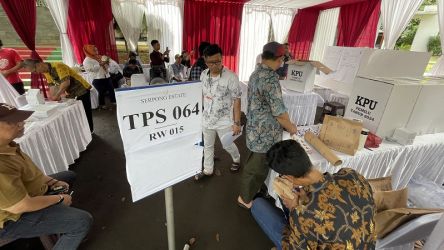 Ilustrasi petugas KPPS di salah satu TPS di Tangerang Selatan. (Foto: Iyan/RMN)