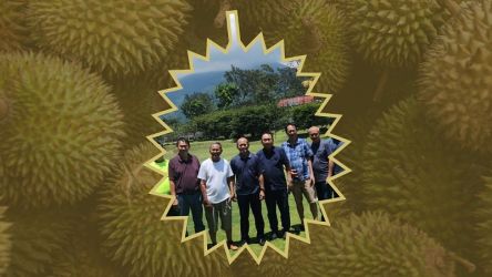 Dahlan Iskan pesta durian bersama ahli durian dari Malaysia.--