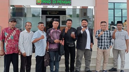 Ahli waris Samin Bin Asmin dan kuasa hukum di Pengadilan Negeri Serang. (Foto: Iyan/RMN)