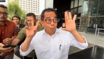 Gestur nyeleneh Sekjen DPR RI Indra Iskandar usai dicecar wartawan terkait pemeriksaan kasus dugaan korupsi rumah dinas. (Foto: Repro)
