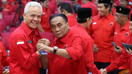 Capres nomor 3 Ganjar Pranowo yang juga kader PDIP bersama Ketua Bappilu PDIP, Bambang Wuryanto/ (Foto: Repro)