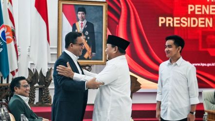 Capres terpilih Prabowo Subianto berincang dengan seterunya di Pilpres Capres nomor urut 1 Anies Baswedan. (Foto: Repro)