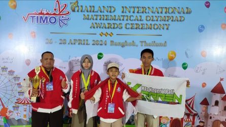 Tiga siswa dari MTsN 1 Pati berhasil memboyong dua emas dan satu perak pada olimpiade matematika di Thailand. (Foto: Dok Kemanag)