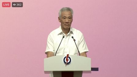 PM Singapura Lee Hsien Loong menangis dalam pidatonya saat menyampaikan niat pengunduran dirinya. --