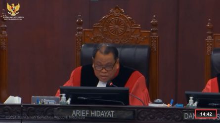 Hakim Mahkamah Konstitusi, Arief Hidayat menyoroti putusan DKPP soal sanksi perngatan keras terakhir. (Foto: Dok YouTube MK)