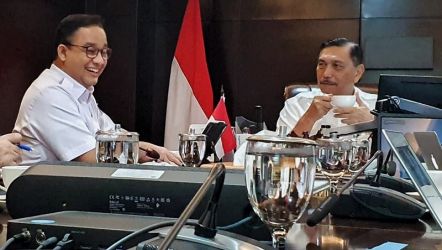 Menko Kemaritiman dan Investasi (Marves) Luhut Binsar Pandjaitan dalam sebuah pertemuan dengan Anies Baswedan yang kala itu masih menjabat Gubernur DKI Jakarta.  (Foto: Repro)