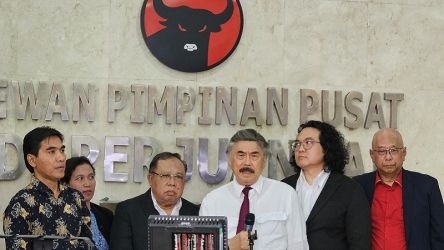 Tim Kuasa Hukum PDIP saat konferensi pers terkait gugatannya di PTUN. (Foto: Dok Disway)