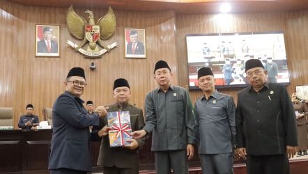 Pj Walikota Bekasi  Raden Gani Muhamad meyerahkan buku LKPJ tahun 2023 kepada Ketua DPRD Kota Bekasi  Saifuddaulah, (Foto: Nazila/RMN)
